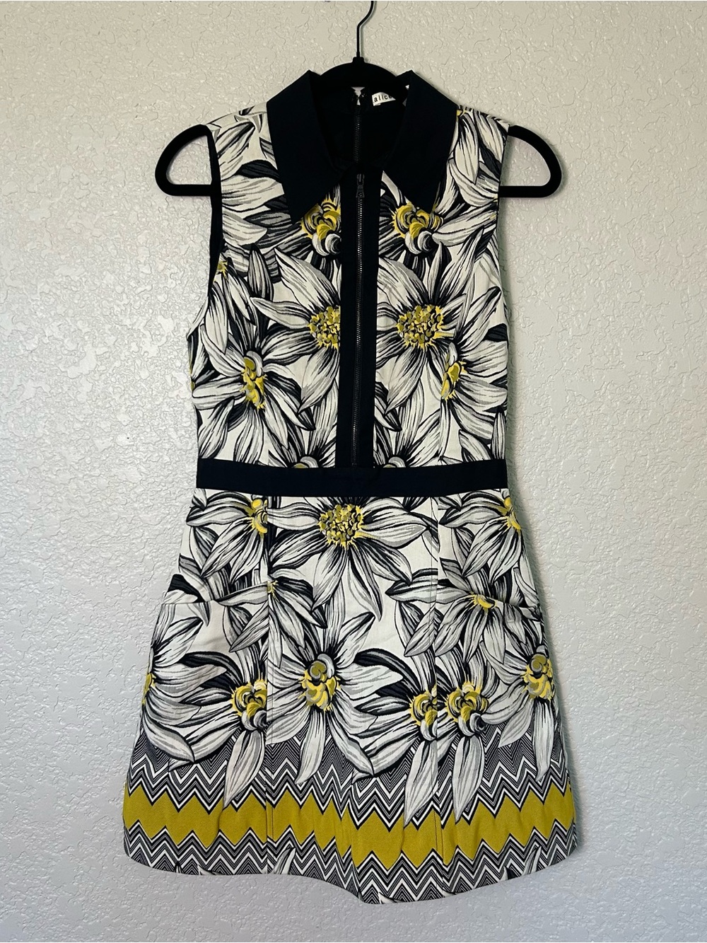 Alice + Olivia Floral Daisy Mini Dress Zip Front Collared 60s Mod Retro Graphic